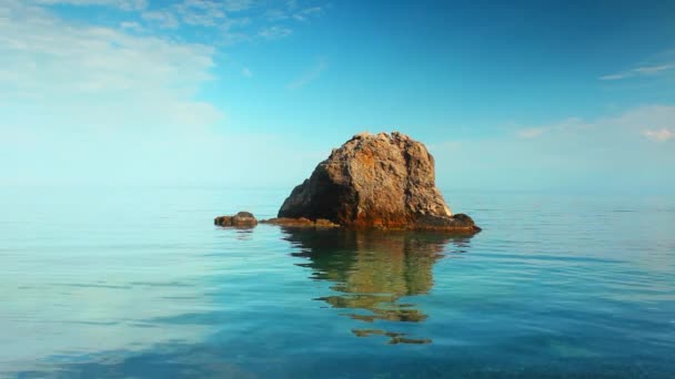 无人机捕捉到清澈的海水 岩石般的海滨风景 日出时在Crimeas平静蓝海的孤岛岩石的空中景观 游客喜欢宁静的自然景观 非常适合旅行 还有纪录片 — 图库视频影像