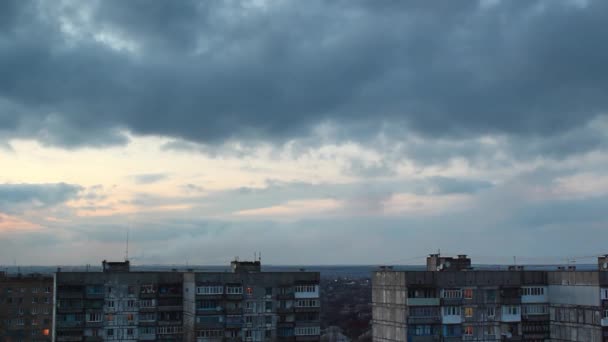 Wolken Ziehen Als Übergang Der Dämmerung Die Nacht Rasch Über — Stockvideo