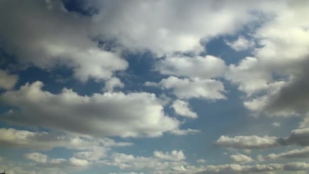 Dinamikus Időjárás Változás Városkép Felett Felhők Gyorsan Haladnak Kék Égen — Stock videók