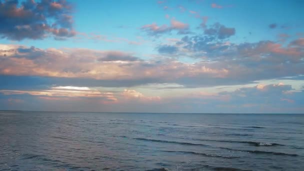 Jemné Vlnky Moře Odrážejí Soumrak Klidnou Přírodní Scenérii Pláž Sunset — Stock video