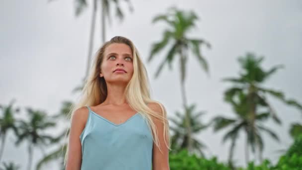 布朗德探索海岸线 反思大自然的宁静 穿着蓝色衣服的优雅女人在沙滩上漫步 欣赏宁静的热带环境 视频适合生态疗法 健康退避宣传 — 图库视频影像