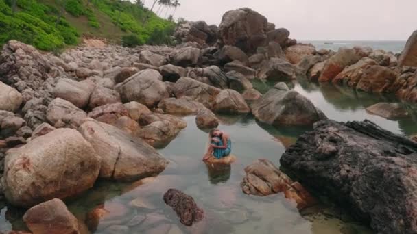 Reflektierende Einsamkeit Felsigen Ufer Wasserkante Einsame Frau Blau Sitzt Auf — Stockvideo