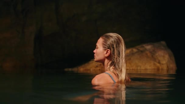 飘逸的女性喜欢夜游 月光下闪闪发光 身着蓝色衣服的神秘女人晚上在海里的岩石边游泳 Tranquil Goddess Beauty Rituals Skincare Concept Video — 图库视频影像