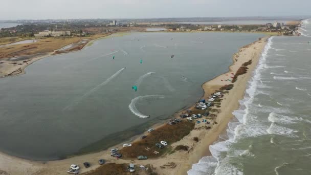 Miłośnicy Sportów Wodnych Surfują Wykonują Sztuczki Kiteboardziści Ślizgają Się Falach — Wideo stockowe