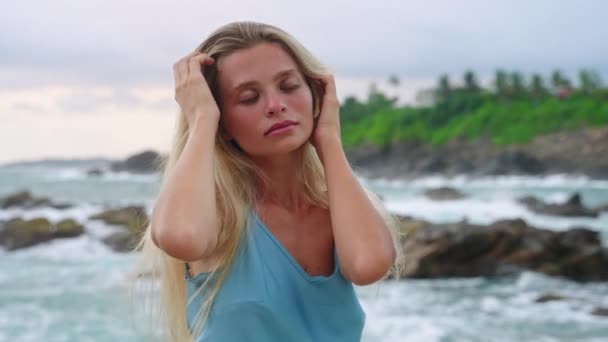 Rustige Momenten Zee Natuurlijke Elegantie Zachte Huidverzorging Blond Vrouw Blauwe — Stockvideo