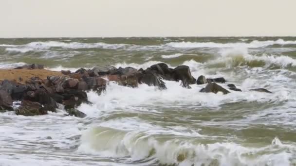 Mořská Turbulence Ukazuje Přírodní Sílu Choppy Vlny Narážejí Skalnatý Břeh — Stock video