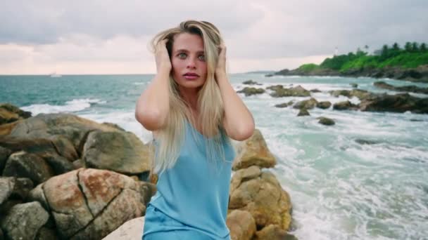 Cheveux Blonds Regard Serein Vagues Écrasent Contre Les Rochers Femme — Video