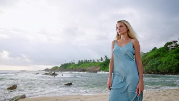 Lugnt Lyxresescen Perfekt För Mode Livsstil Branding Elegant Modell Blå — Stockvideo