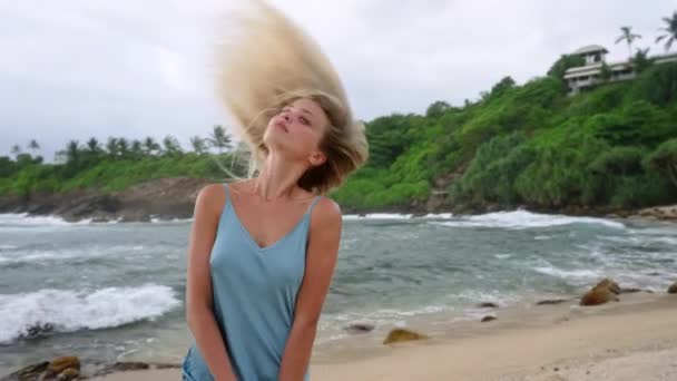 Haarverzorging Natuur Zeewind Schoonheidsstront Een Blonde Vrouw Doet Lang Haar — Stockvideo