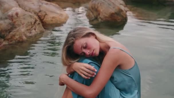 Emotioneel Herstel Mindfulness Aan Vredige Kust Serene Vrouw Blauwe Jurk — Stockvideo