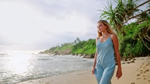Modeshooting Luxusreisen Parfümwerbung Sonnengeküsste Frau Schlendert Sandstrand Blaues Kleid Fließend — Stockvideo
