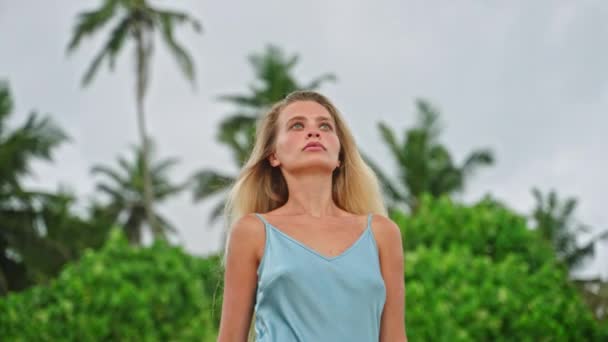 Ruhige Frau Schätzt Tropische Umgebung Kanalisiert Stressabbau Geistiges Wohlbefinden Durch — Stockvideo