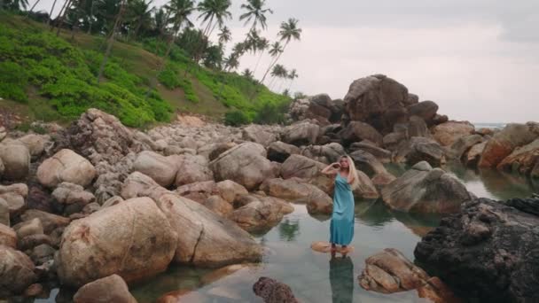 Mit Erhobenen Händen Verkörpert Sie Frieden Einsamkeit Strand Reflexionszeit Inmitten — Stockvideo