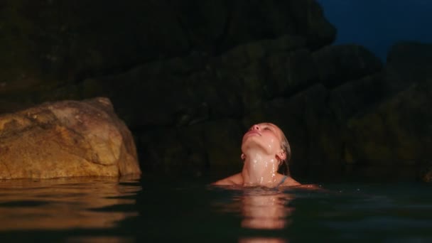 암컷은 물에서 파란색 신비한 여자는 바다에서 나타납니다 발견을위한 조용하면서도 매력적인 — 비디오