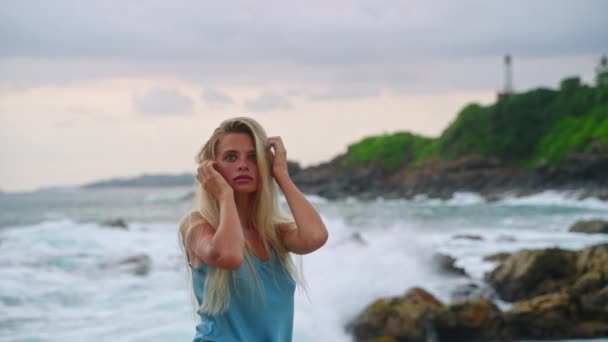 Χάρη Θηλυκό Απολαμβάνει Γαλήνια Θάλασσα Αγγίζει Μαλλιά Ξανθιά Γυναίκα Περπατάει — Αρχείο Βίντεο