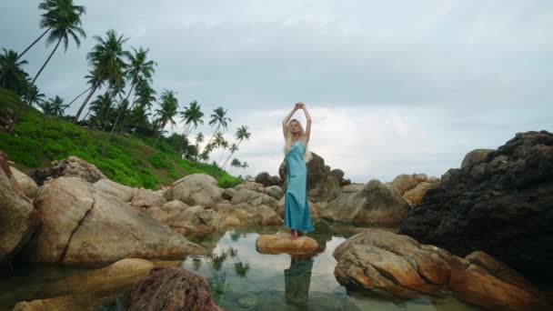 Podróżujący Samotnie Odkrywa Cieszy Się Tropikalnym Rajem Emanuje Spokojnym Osobistym — Wideo stockowe