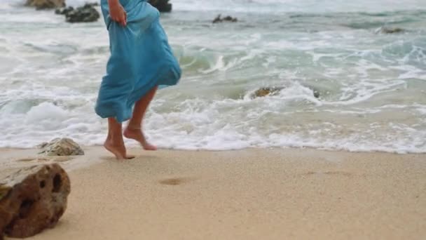Plaj Boyunca Çıplak Ayakla Gezen Kadın Mavi Elbiseli Zarif Kadın — Stok video