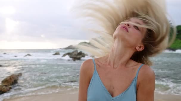 배경은 자연의 아름다움 분위기를 향상시킵니다 해변에서 흐르는 머리를 금발의 라이프 — 비디오
