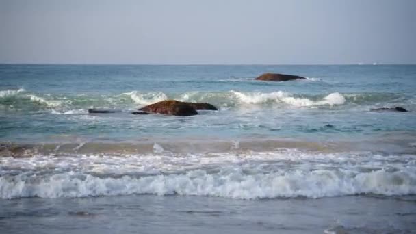 小海浪在沙滩上奔流 冲刷着土山 近距离 热带国家的海滩上 海水喷出泡沫 旅游胜地保暖 — 图库视频影像