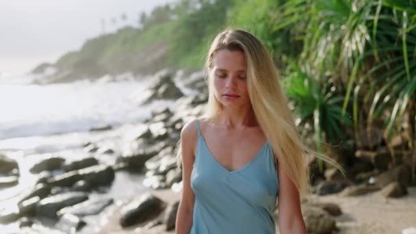 Mujer Vestido Verano Disfruta Playa Belleza Natural Cuidado Piel Promo — Vídeos de Stock