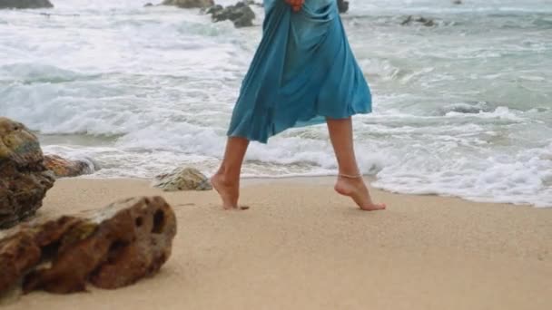 Mujer Serena Disfruta Tranquilo Paseo Por Playa Atardecer Mujer Elegante — Vídeo de stock
