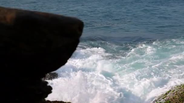 悬崖边缘遇到浪涌 从动态的海上运动中喷出浪花 波涛汹涌的大海冲刷着海岸线 浪花在风中飘扬 海浪在岩石海岸上破裂 理想的自然主题 生态技术 — 图库视频影像