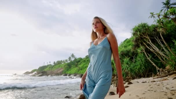 Fashion Model Wandelingen Serene Oceaan Achtergrond Elegante Vrouw Blauwe Jurk — Stockvideo