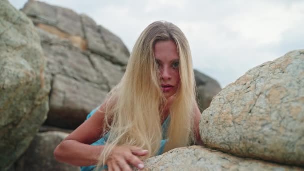 Avontuur Buitenlucht Ongetemde Geest Natuurlijk Landschap Blond Vrouwtje Blauwe Jurk — Stockvideo