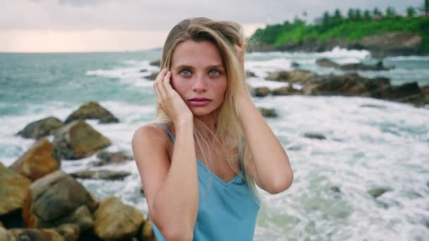 Vlny Zřítí Když Blondýnka Uvažuje Moři Klidná Dáma Stojí Pobřežních — Stock video