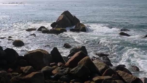 巨石阵上的浪花 平静的海滨风景 大自然的背景 海浪在海滨的苔藓岩周围汹涌而过 海景描绘了宁静 强大的大海 心神的设定 — 图库视频影像
