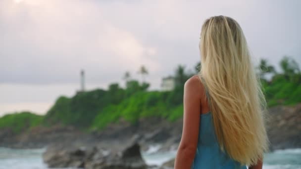 Rustige Strandwandeling Rustgevend Landschap Mentale Wellness Achtergrond Blond Vrouw Blauwe — Stockvideo
