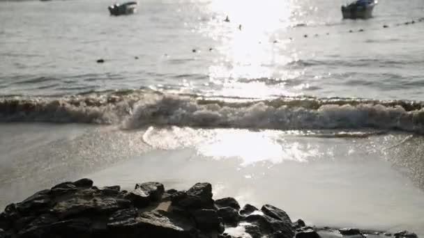 日落时 小海浪在岩石海岸上逼近 热带国家的海滩上有泡沫飞溅的海水 前往豪华度假胜地的旅游 — 图库视频影像