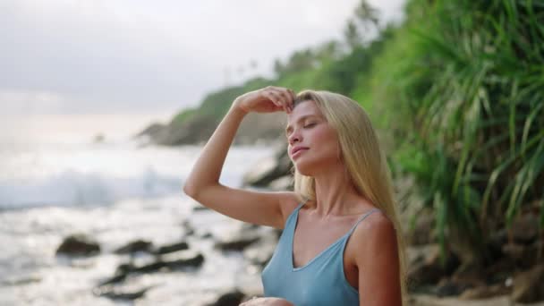度假的女人更喜欢皮肤 热带海岸的氛围 优雅的金发女郎在脸上涂上防晒霜 享受宁静的海景 护肤例程强调 — 图库视频影像