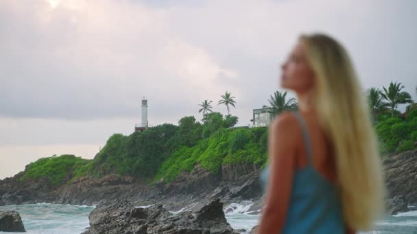 Mencerna Pemandangan Laut Panorama Tenang Angin Laut Menenangkan Dirinya Wanita — Stok Video