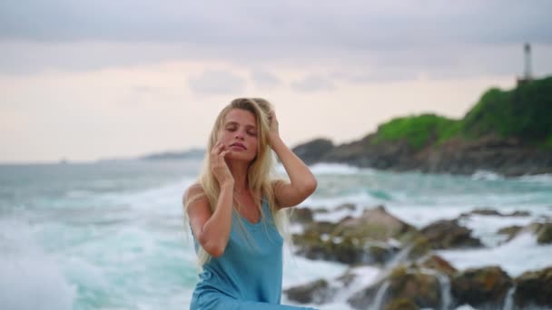 Zarif Kadın Saçı Okyanus Dalgaları Düşünüyor Mavi Elbiseli Sarışın Kadın — Stok video