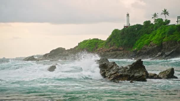 海洋风暴 悬崖上的飞溅 灯塔引导船只 汹涌的海浪冲击着海滨灯塔附近的岩石 自然力量 海上安全风景录像 — 图库视频影像