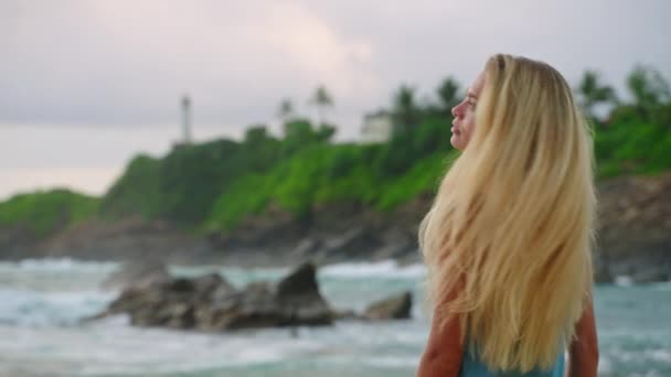 Blond Kvinna Promenader Längs Stranden Beundrar Frodig Natur Kvinna Blå — Stockvideo