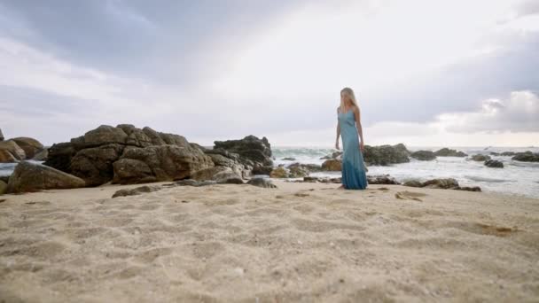 Ελεύθερος Χρόνος Πόδια Στην Αμμώδη Ακτή Γαλήνια Θάλασσα Φόντο Ηλιοφιλημένη — Αρχείο Βίντεο