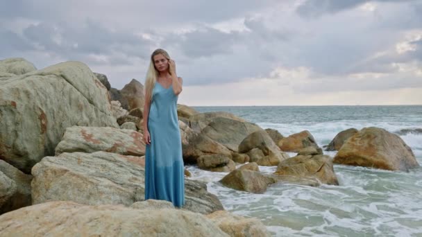 Lugnt Kustlandskap Avslappningskoncept Elegant Kvinna Blå Klänning Står Stenig Strand — Stockvideo