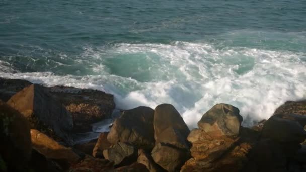 ダイナミックな海が泳ぎ 海岸の景色を眺めています 海岸線の頑丈な岩に対して波が衝突する 自然な海岸 強力なサーフインパクト 穏やかな海岸のシーン 海洋環境 ロッキーショア — ストック動画