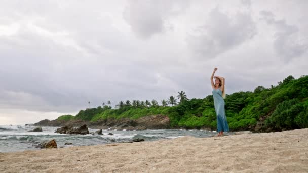 Meeresbrise Unbeschwerte Stimmung Tropischen Paradies Bronzefarbene Frau Azurblauen Maxi Kleid — Stockvideo