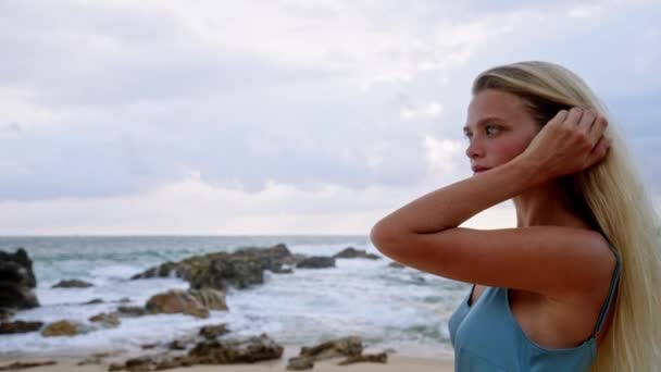 Rustige Strand Scene Reflecterende Stemming Ontspanning Blond Vrouwtje Blauw Badpak — Stockvideo