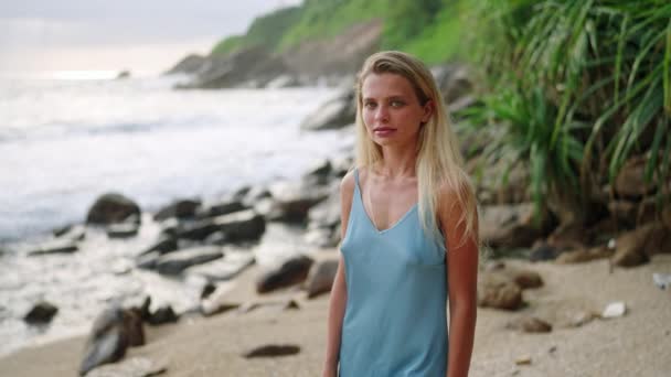 Die Frau Sommerkleid Genießt Die Ruhige Meereslandschaft Blonde Frau Spaziert — Stockvideo