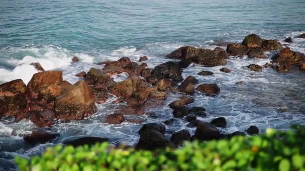 汹涌的海浪冲击着坚硬的岩石 海雾弥漫的空气 沿海的海景伴随着泡沫般的潮水 戏剧性的自然现象海景捕捉着大海的力量 热带风景描绘大自然的壮丽 — 图库视频影像