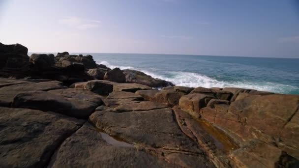 Dinamik Beyaz Köpüklü Deniz Manzaralı Kıyı Şeridindeki Engebeli Kayalara Çarpan — Stok video