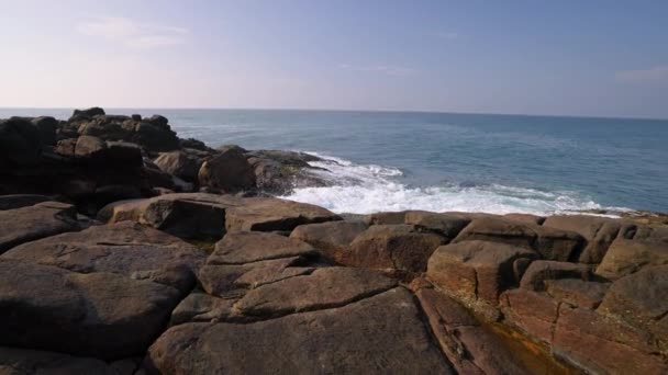 浪花洒在巨石之上 宁静的大自然 海岸上的海浪汹涌 海浪冲击着岩石海岸 海滨美景 宁静的景色 天然海景 水的运动 冥想的理想 — 图库视频影像