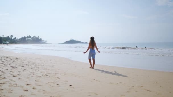 Walks Shore Waves Gently Lapping Nearby Woman Experiences Virtual Tropical — Stock Video