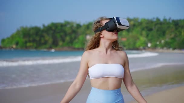 Neddykket Virtuell Virkelighet Opplever Hun Digitale Verdener Stående Ved Havet – stockvideo