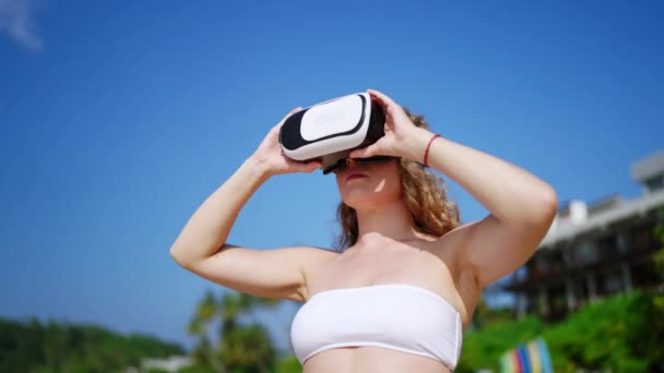 Kobieta Nosi Zestaw Słuchawkowy Słonecznej Plaży Bada Wirtualne Przestrzenie Angażuje — Wideo stockowe