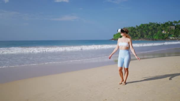 몰입형 낙원으로 여성은 헤드셋으로 해변을 탐험하고 환경을 모방하고 걸음을 내딛고 — 비디오